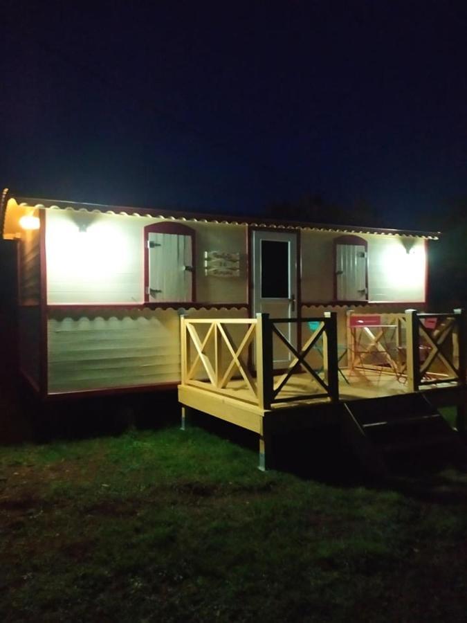 La Roulotte De Francine Guest House Chazeuil Exterior photo