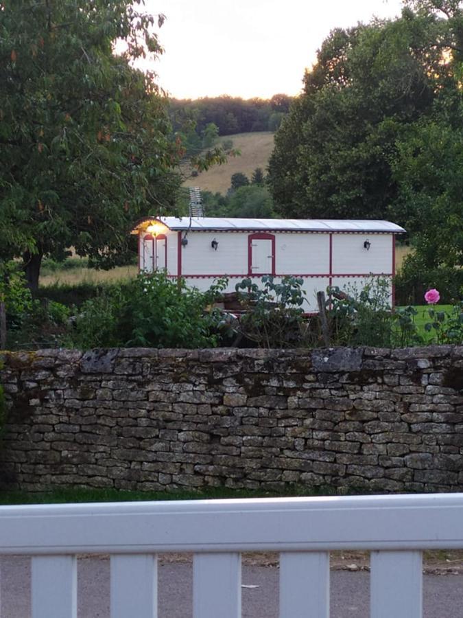 La Roulotte De Francine Guest House Chazeuil Exterior photo